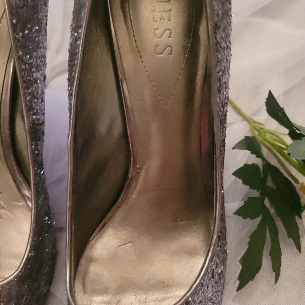 4/$25  GUESS Silver Glitter Heels Used - Picture 12 of 14